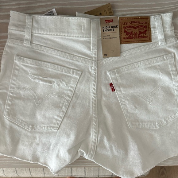 White Levi’s shorts NWT - Picture 2 of 3